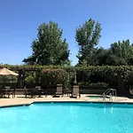 Chic And Modern Condo With Pool, Gym & Parking, 10 Min To Beach