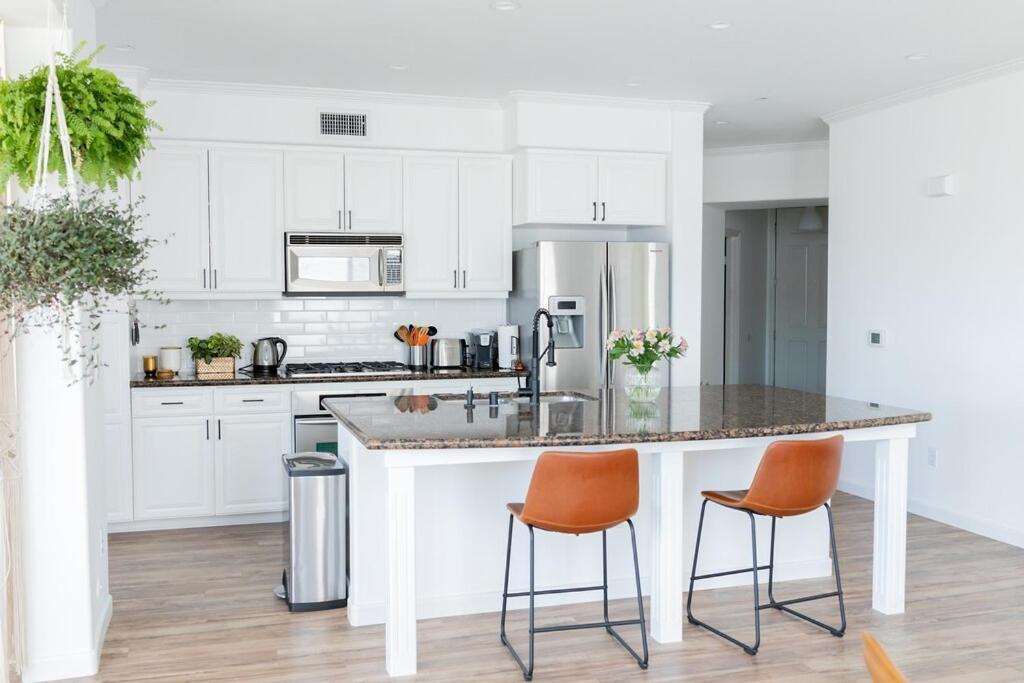 Chic And Modern With Pool, Gym & Parking, 10 Min To * San Diego