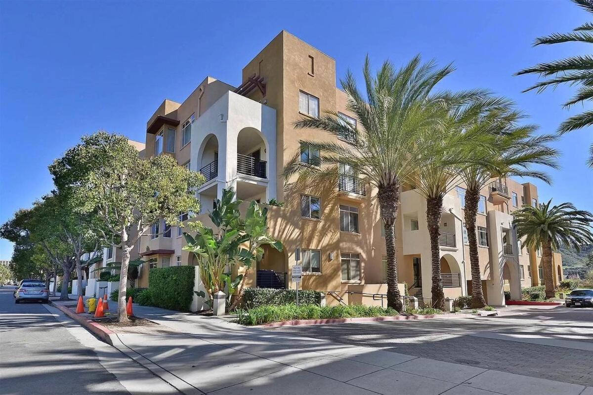 Chic And Modern With Pool, Gym & Parking, 10 Min To Apartment