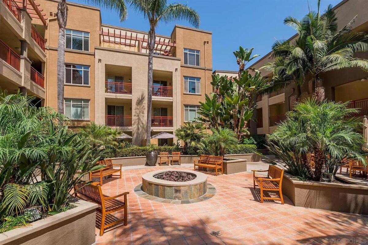 Chic And Modern With Pool, Gym & Parking, 10 Min To *
