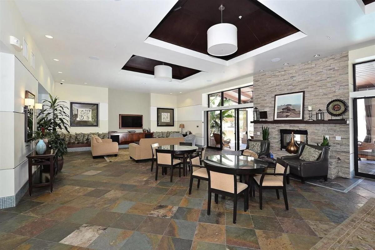 Chic And Modern With Pool, Gym & Parking, 10 Min To Apartment