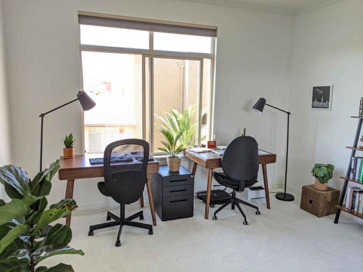 Chic And Modern With Pool, Gym & Parking, 10 Min To *