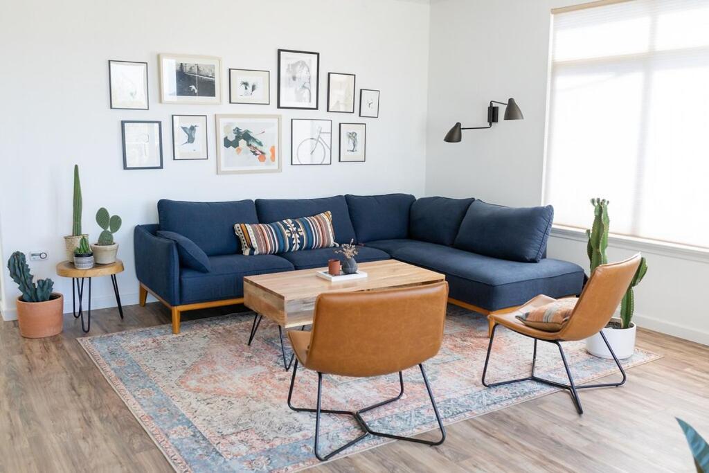 Chic And Modern With Pool, Gym & Parking, 10 Min To Apartment