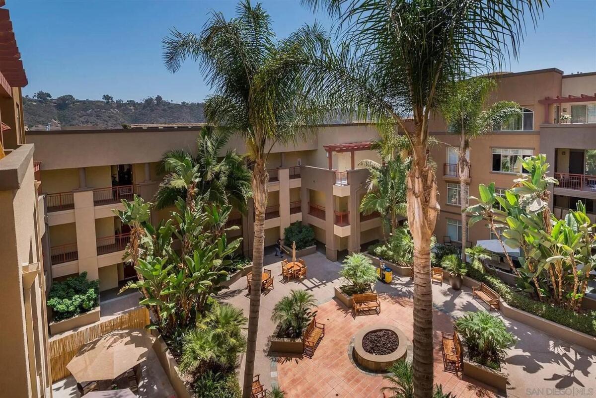 Chic And Modern With Pool, Gym & Parking, 10 Min To Apartment