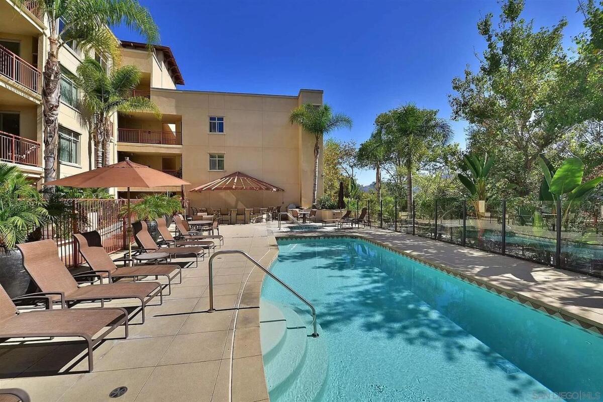 Chic And Modern With Pool, Gym & Parking, 10 Min To