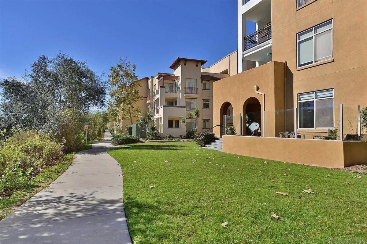 Chic And Modern With Pool, Gym & Parking, 10 Min To Apartment