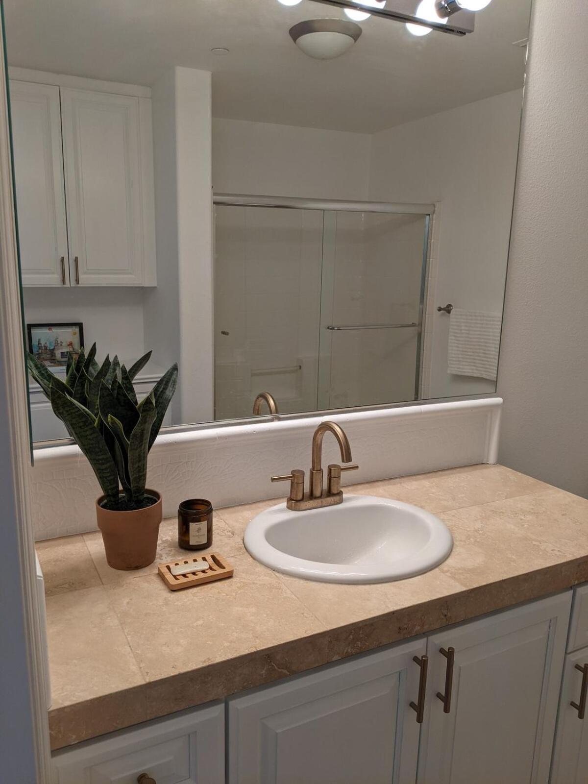 Chic And Modern With Pool, Gym & Parking, 10 Min To *