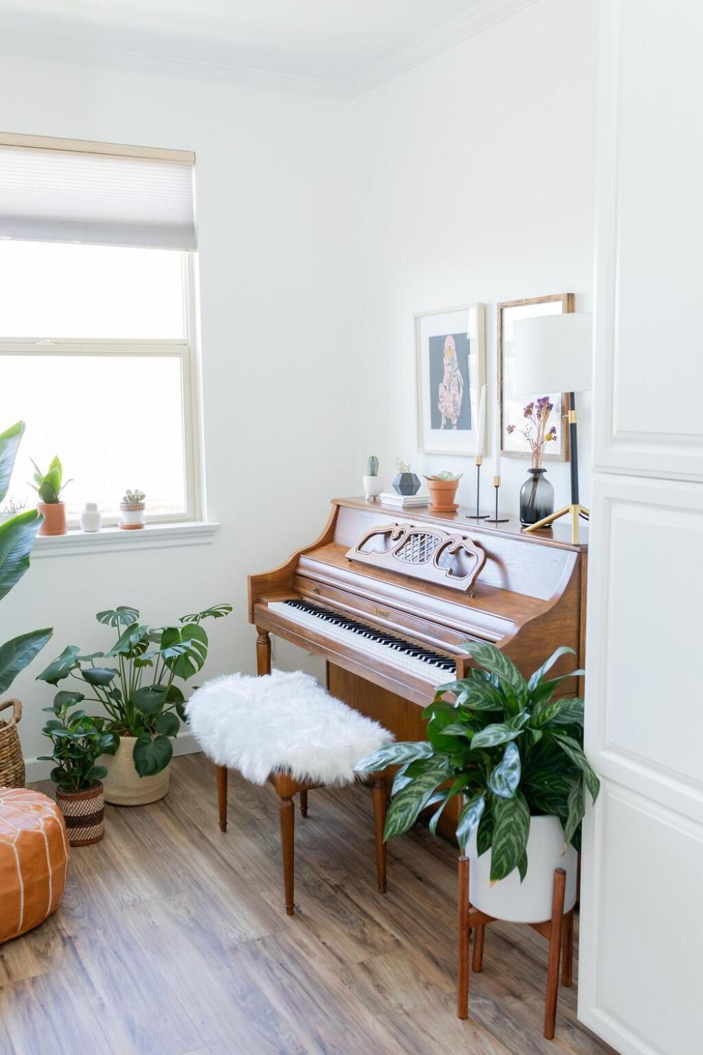 Chic And Modern With Pool, Gym & Parking, 10 Min To Apartment